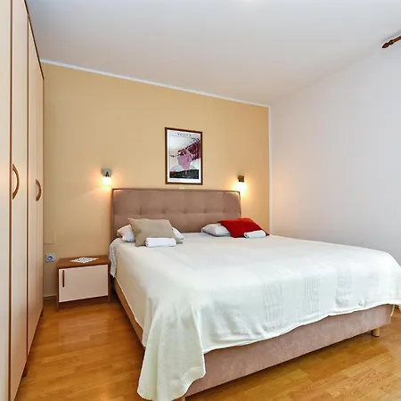 Biskupije 810 * Μεντουλίν