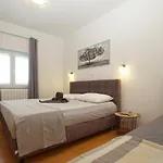 Biskupije 810 *